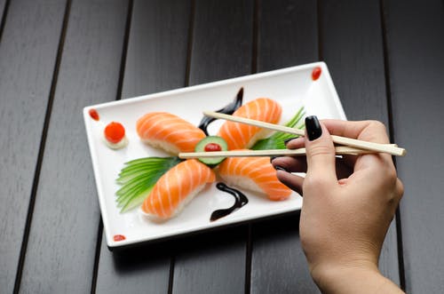吃寿司的人 · 免费素材图片