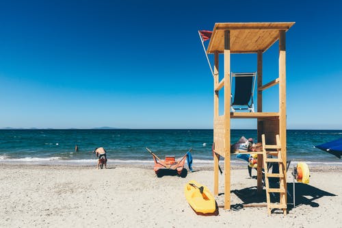 海洋附近的米色木制表屋 · 免费素材图片