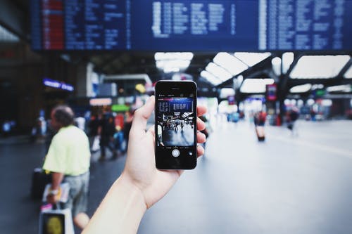持有太空灰色iphone 5s在相机应用程序上的人 · 免费素材图片
