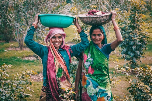 两个女人穿着传统服饰的洗手盆 · 免费素材图片