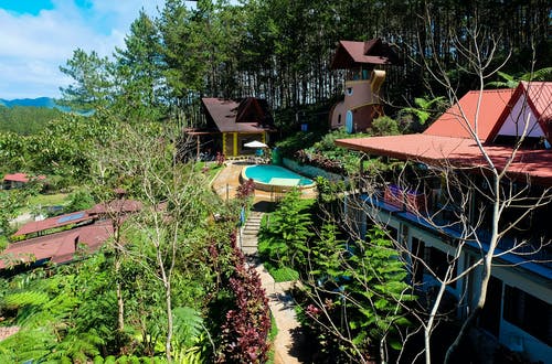 度假村游泳池和别墅景观 · 免费素材图片