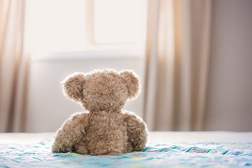 棕熊毛绒玩具在床上 · 免费素材图片