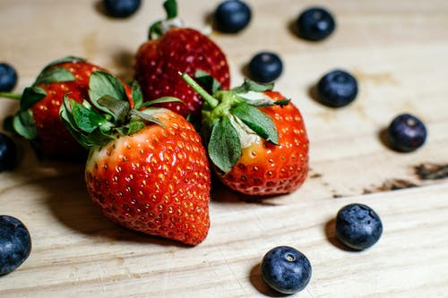 四个草莓和蓝莓 · 免费素材图片