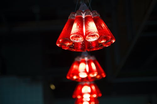 红色枝形吊灯的微距摄影 · 免费素材图片