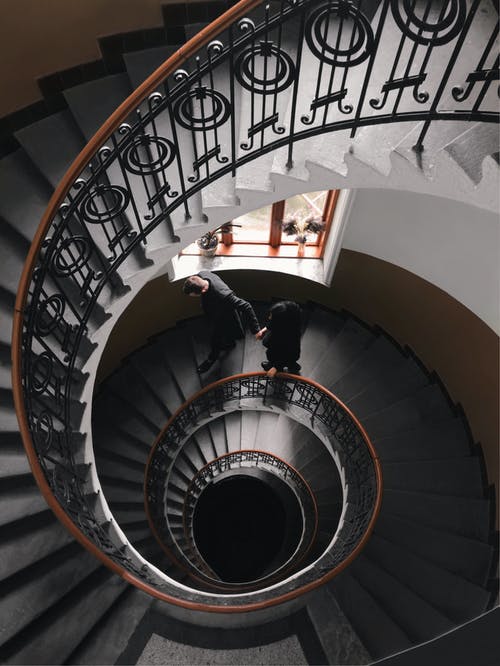 灰色混凝土螺旋楼梯 · 免费素材图片