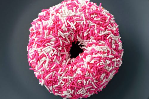 甜甜圈与白色和粉红色的洒 · 免费素材图片