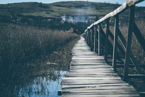 木桥上山的风景照片 · 免费素材图片