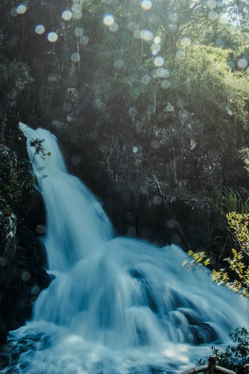 流动的多层瀑布的缩时摄影 · 免费素材图片