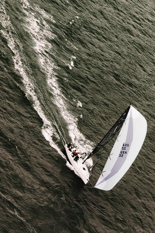 骑在水面上的白色帆船上的人 · 免费素材图片