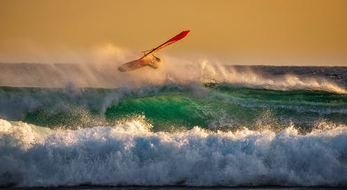 乘风破浪的人在海浪之上 · 免费素材图片
