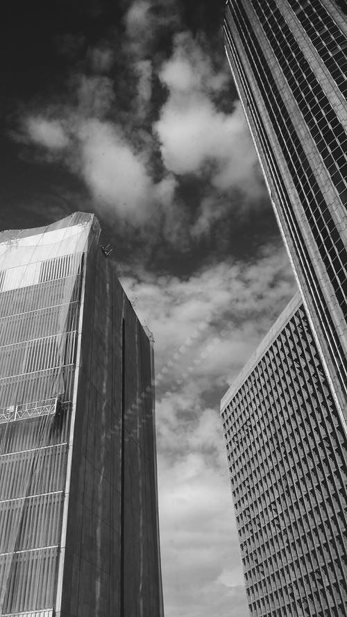 建筑物和云层的低角度灰度摄影 · 免费素材图片