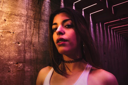 女人穿着白色瓢领无袖上衣和黑色项圈项链 · 免费素材图片