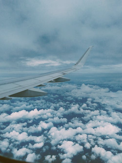 飞机机翼和厚云 · 免费素材图片