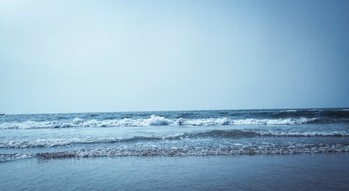 白天在海边平静的水 · 免费素材图片