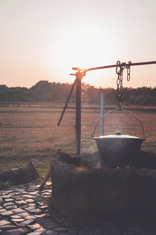褐钢链挂的灰钢锅 · 免费素材图片