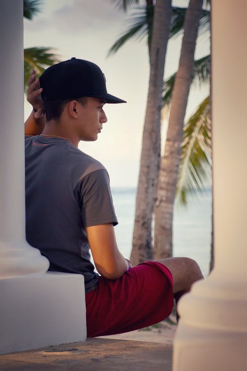 灰色圆领t恤和黑色snapback帽的男人 · 免费素材图片