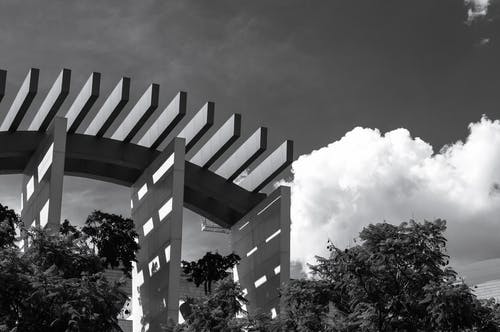 花园凉亭的灰度照片 · 免费素材图片