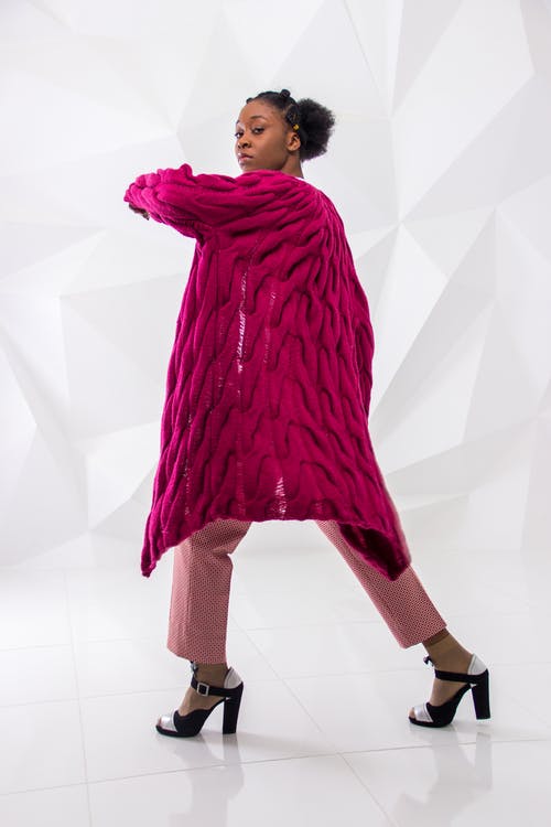 女人穿着粉红色的针织的外套 · 免费素材图片