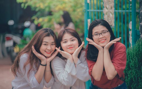 三个女孩穿着白色和红色礼服衬衫 · 免费素材图片