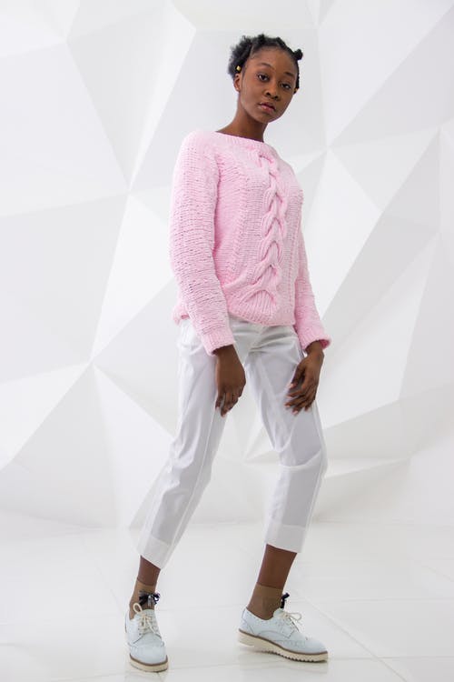 毛衣和裤子以白色背景自拍照的女人 · 免费素材图片