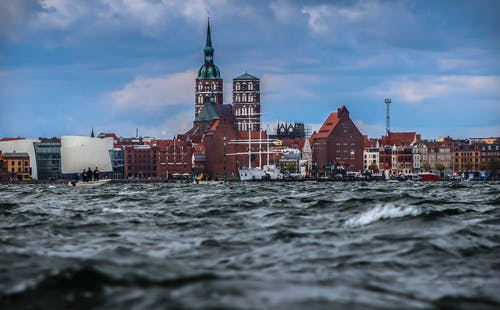 与教会建立的低角度摄影 · 免费素材图片