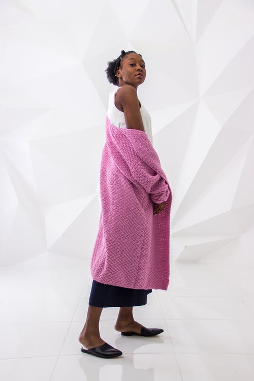 女人穿着白色无袖连衣裙和粉红色的长外套 · 免费素材图片