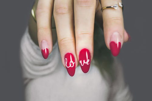 红色和白色修指甲与爱打印 · 免费素材图片