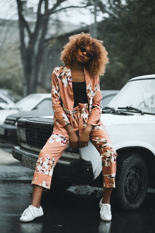 坐在白车引擎盖上的女人 · 免费素材图片