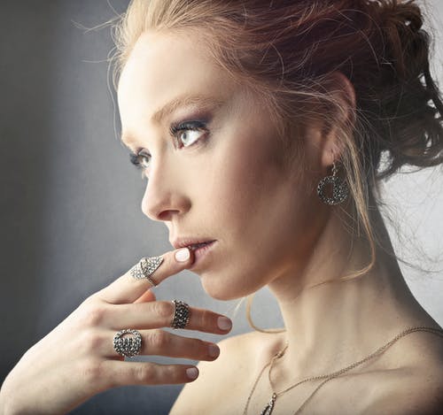 女人戴着戒指和耳环 · 免费素材图片