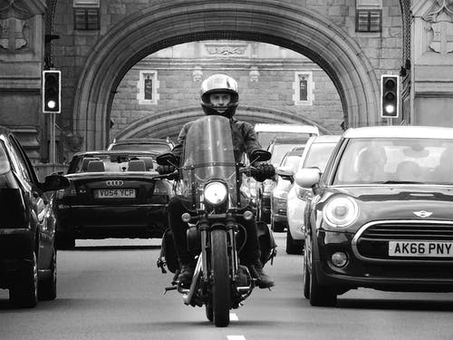 男子骑摩托车灰度摄影 · 免费素材图片