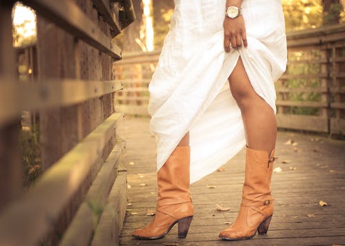 女士棕色皮革矮脚跟小牛皮靴子 · 免费素材图片