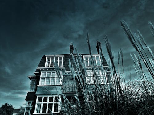乌云下的灰度之家照片 · 免费素材图片
