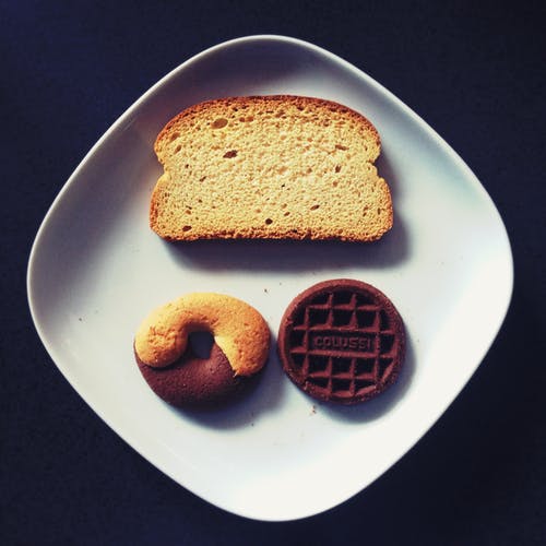 在白色陶瓷板上烤面包，甜甜圈和巧克力 · 免费素材图片