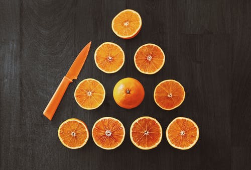 用刀切橙色水果 · 免费素材图片
