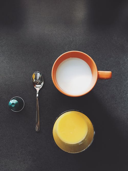 橙和牛奶饮料 · 免费素材图片