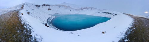 雪原中间的蓝湖 · 免费素材图片
