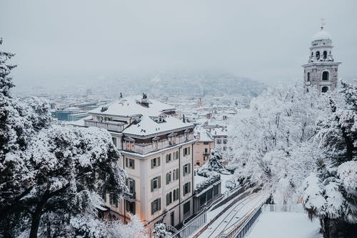 白雪皑皑的小镇的鸟瞰图 · 免费素材图片