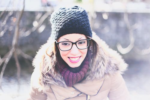 女人穿着棕色外套 · 免费素材图片