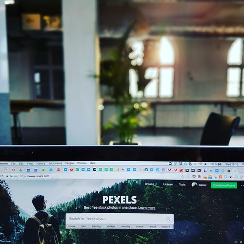 监控显示的pexels网站 · 免费素材图片