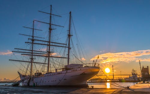 黄金时段在码头的白船 · 免费素材图片