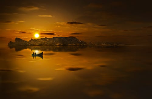 Twp人骑着小船在日落照片 · 免费素材图片