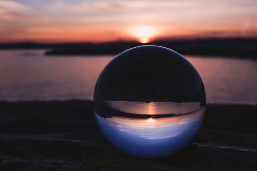 黎明时的水晶球特写摄影 · 免费素材图片