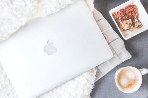Macbook和零食的flatlay摄影 · 免费素材图片