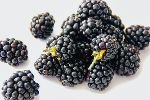 黑莓在桌子上 · 免费素材图片
