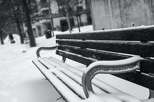 长凳上的白雪覆盖的单色摄影 · 免费素材图片