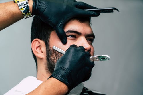 用剃刀剃掉男人的脸的人 · 免费素材图片