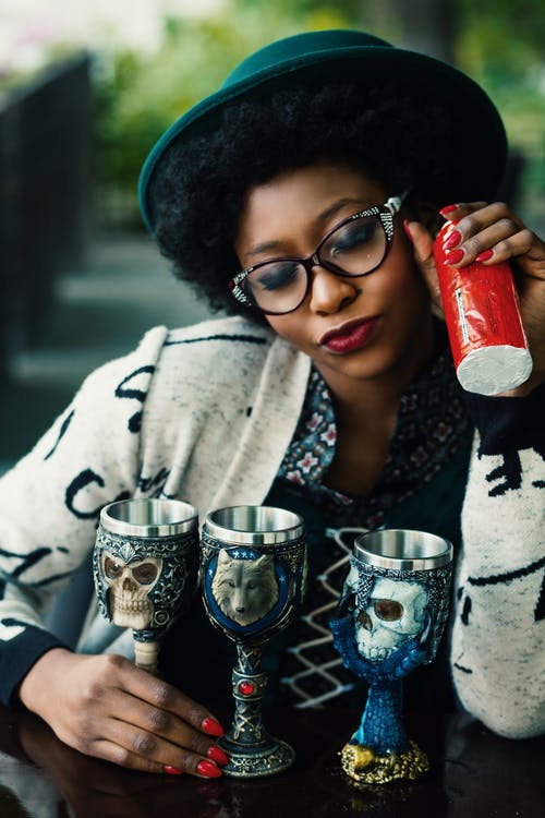 女人抱着三个圣杯 · 免费素材图片