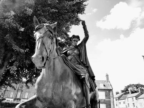 女人骑乘马雕像 · 免费素材图片