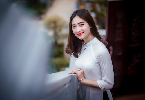 女人靠在栏杆上 · 免费素材图片