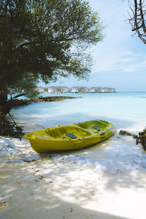 海边的绿色皮划艇 · 免费素材图片